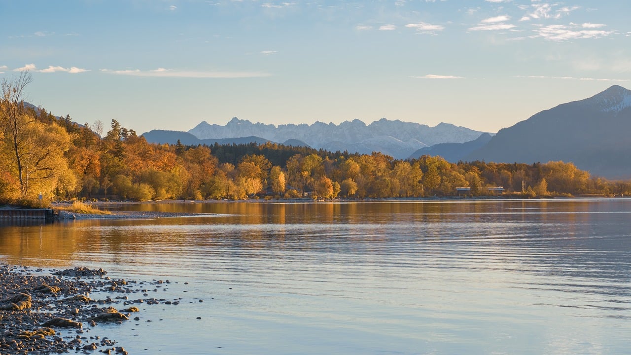 Ufer des Chiemsee im Herbst